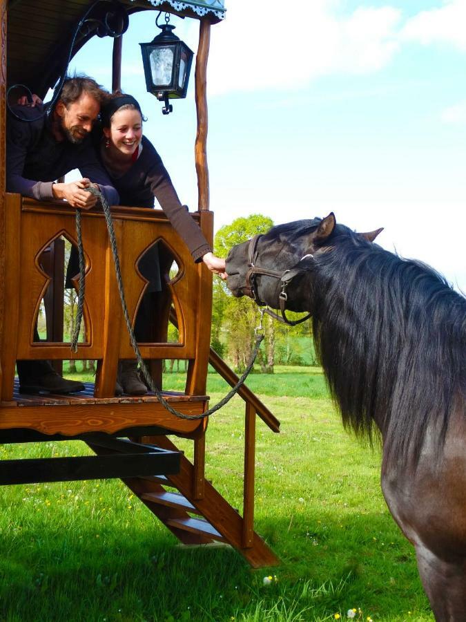 Une Roulotte Et Des Chevaux Treffléan 외부 사진